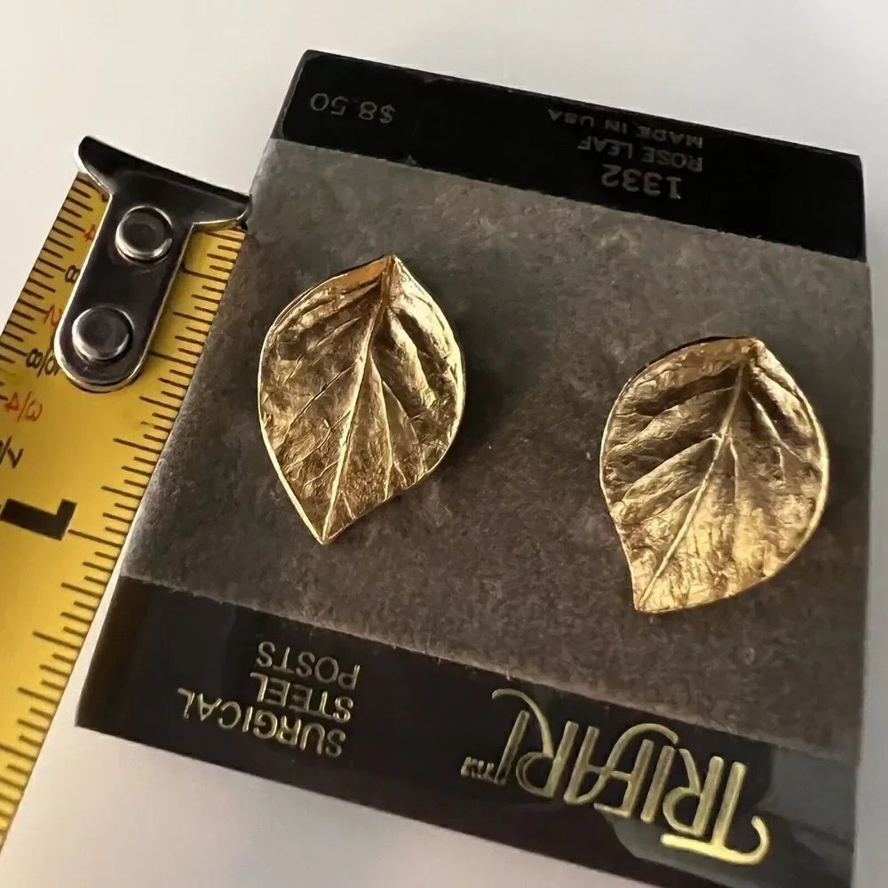 Vintage Trifari Rose Leaf Brushed Gold Tone Earrings Leaves Stud Pierced 4553
